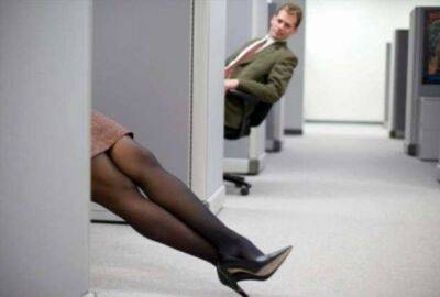 Флирт на работе: мужчины не против, женщины в сомнениях - lublusebya.ru