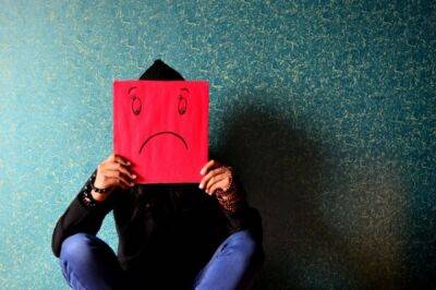 Психолог рассказал, какие люди чаще сталкиваются с осенней депрессией - aif.ru