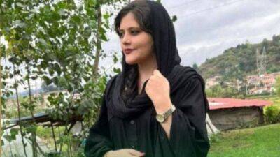 В Иране умерла Махса Амини, арестованная полицией нравов. На ее похоронах женщины начали снимать хиджабы в знак протеста - fokus-vnimaniya.com - Иран - Тегеран