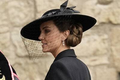 королева Елизавета II (Ii) - Alexander Macqueen - принц Филипп - Кейт Миддлтон - принц Уильям - принц Джордж - Kate Middleton - Кейт Миддлтон надела памятные украшения королевы Елизаветы II на ее похороны - spletnik.ru - Англия - Бахрейн