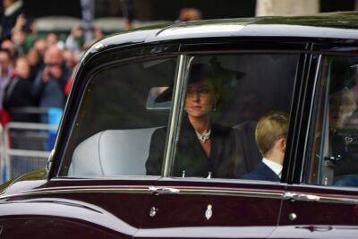 Кейт Миддлтон - Меган Маркл - Елизавета Вторая - Символізм вбрань Кейт Міддлтон і Меган Маркл на похороні Єлизавети II - vogue.ua - Бахрейн