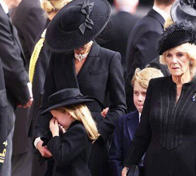 Кейт Миддлтон - королева Елизавета - принц Луи - принц Джордж - принцесса Шарлотта - Уильям - Елизавета Королева (Ii) - Принцесса Шарлотта плачет и находит утешение в объятиях мамы Кейт Миддлтон на похоронах королевы - starslife.ru