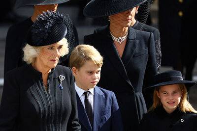 Кейт Миддлтон - принцесса Беатрис - Елизавета II (Ii) - принцесса Евгения - принц Джордж - принцесса Шарлотта - Принцесса Шарлотта рассердила Камиллу, Евгения и Беатрис ушли раньше времени: в твиттере обсуждают похороны королевы - spletnik.ru - Лондон - Англия - county Prince George