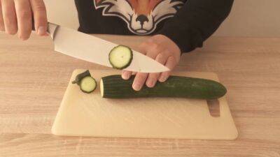 Неожиданно полезный трюк. Приклейте на скотч зубочистку к ножу — и нарезайте овощи без проблем - lifehelper.one