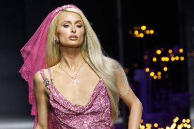 Періс Гілтон тріумфально закрила показ Versace весна-літо 2023 - vogue.ua