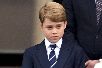 королева Елизавета II (Ii) - Кейт Миддлтон - принц Уильям - принц Чарльз - принц Луи - принц Джордж - принцесса Шарлотта - Кэти Николл - король Карл III (Iii) - Королевский биограф о принце Джордже: "Он сказал однокласснику, что его отец будет королем, и что ему "лучше быть осторожнее" - spletnik.ru - county Prince George