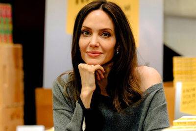 Анджелина Джоли - Ирина Шейк - Angelina Jolie - Анджелина Джоли высказалась в поддержку иранских женщин: "Они не нуждаются в том, чтобы их мораль охраняли, а тела контролировали" - spletnik.ru - Россия - Иран