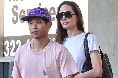 Анджелина Джоли - Сальма Хайек - Angelina Jolie - Off-duty: Анджелина Джоли с сыном Паксом на шопинге в зоомагазине - spletnik.ru - Лос-Анджелес