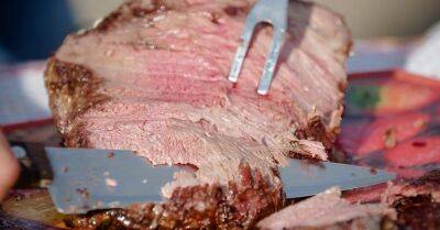 Томленое мясо вывариваю в луковой шелухе, на вид получается будто копченое - lifehelper.one