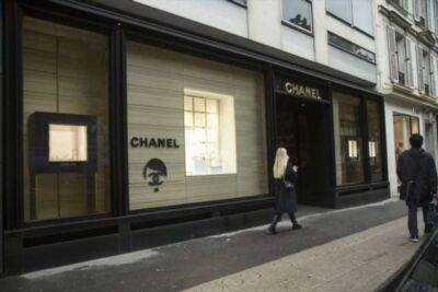 В Париже неизвестные расклеили на магазинах Chanel наклейки с изображением Гитлера - chert-poberi.ru - Россия - Париж