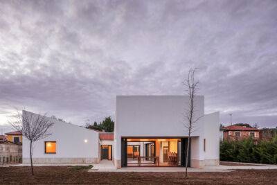 Семейный дом с геометрическим фасадом и внутренним двориком в Испании - porosenka.net - Испания