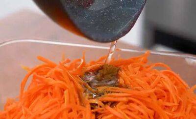 Заливаем 200 грамм моркови маслом и уксусом: закуска вкуснее любого салата - milayaya.ru