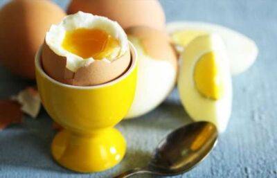 Тройка хитрых советов, которые помогут за минуту отличить вареное яйцо от сырого - milayaya.ru