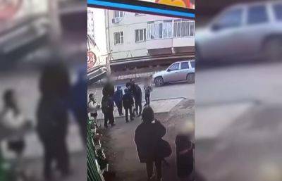 На десятилетнего ребёнка в Якутске напал отец его одноклассника — тряс его и поднимал за куртку - porosenka.net - Якутск