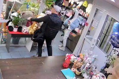 В Новосибирске парочка вынесла из цветочного магазина плюшевого медведя - porosenka.net - Новосибирск
