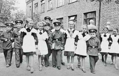 За что врачи ругали советскую школьную форму 1950-х годов - chert-poberi.ru - Ссср - Российская Империя