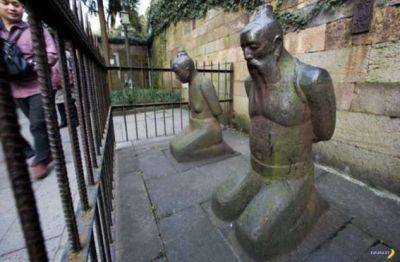 Китайские статуи, на которые положено мочиться - chert-poberi.ru - Китай