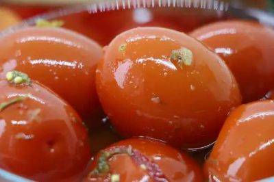 Такие помидоры вы еще не пробовали: соленые в томатном соке с чесночком - lublusebya.ru