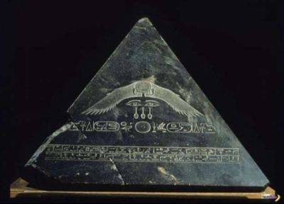 Редкий сохранившийся набалдашник пирамиды - chert-poberi.ru - Египет