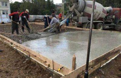 Можно ли лить бетон для фундамента в землю или обязательно стелить пленку и ставить опалубку - milayaya.ru