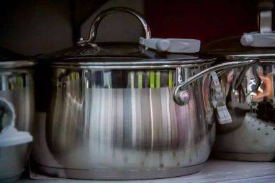 Как очистить посуду от пригоревшей еды с помощью соды и уксуса: хозяйки назвали простой способ - lifehelper.one