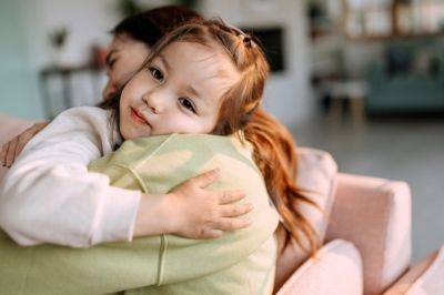Прижимайте! Психолог рассказала о здоровье ребенка, которого мало обнимали - aif.ru - Россия