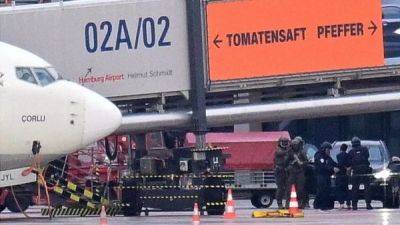 Мужчина, захвативший в заложники четырехлетнюю девочку в аэропорту Гамбурга, сдался полиции - fokus-vnimaniya.com - Германия - Турция