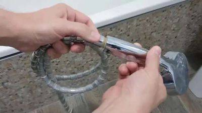 Друг-сантехник поделился самым простым способом почистить шланг от душа изнутри - lublusebya.ru