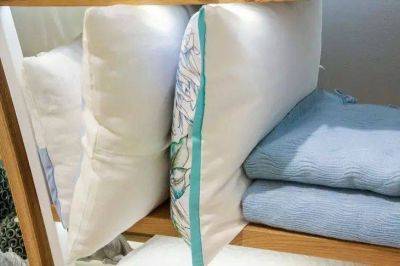 Всего один трюк вернет свежесть и чистоту вашим подушкам: не надо никаких щеток и стиральной машины - lifehelper.one