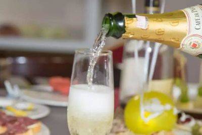 Что делать, если пробка от шампанского попала в глаз: как не лишиться зрения за праздничным столом – полезный совет - lifehelper.one