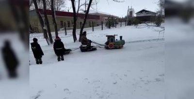 Новогодне-милое из кузбасского посёлка: местный житель катает детвору на мотороллере-паровозе - porosenka.net