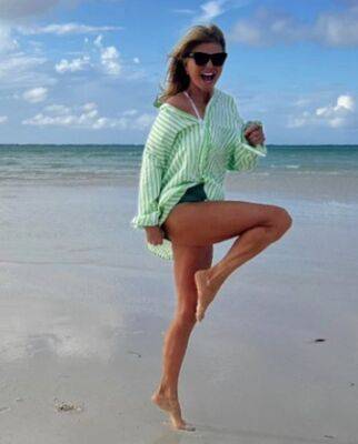 Christie Brinkley - Кристи Бринкли в купальнике в стиле 80-х: фото - starslife.ru - Острова Теркс и Кайкос