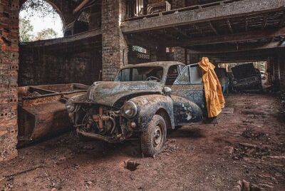 Пара обнаружила заброшенную фабрику со старыми классическими автомобилями - lifehelper.one - Португалия