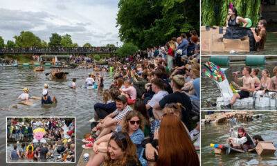 Борис Джонсон - Сотни студентов Кембриджа приняли участие в пьяной гонке на лодках по реке Кэм - porosenka.net - Англия