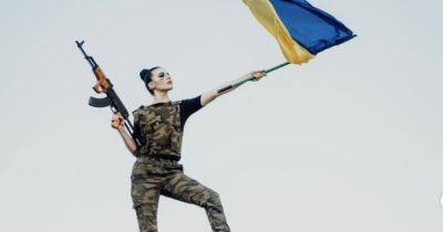 Українка з прапором та автоматом: як на Супербоулі-2023 підтримали Україну - womo.ua - Україна - Росія