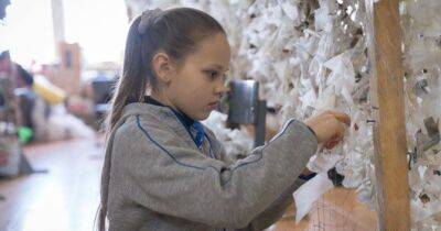 У Дніпрі школярі плетуть маскувальні сітки для ЗСУ - womo.ua
