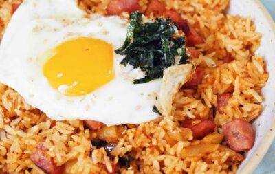 Жареный рис с яйцом и сосисками: простое и сытное блюдо на обед - hochu.ua
