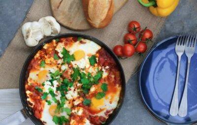 Рецепт шакшуки: сытный завтрак из яиц и овощей - hochu.ua