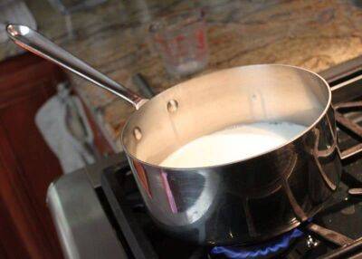 Что делать, чтобы молоко не пригорало ко дну кастрюли при кипячении: простой трюк - lifehelper.one