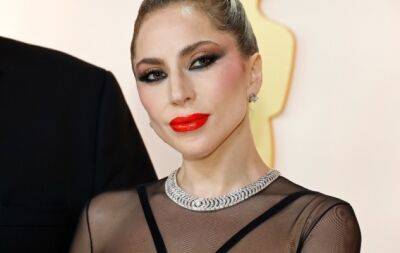 Леди Гага - Мишель Йео - Курьезная ситуация на премии Оскар-2023: Леди Гага спасла фотографа, который упал прямо на ковровой дорожке (ВИДЕО) - hochu.ua - Лос-Анджелес