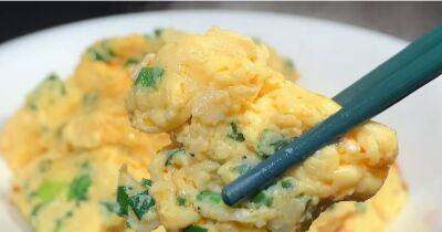 Взбейте яйца и положите их в кипящую воду: нежный и полезный завтрак полюбит вся семья - cpykami.ru
