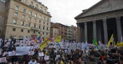 В Італії уряд обмежив батьківські права гей-пар - womo.ua