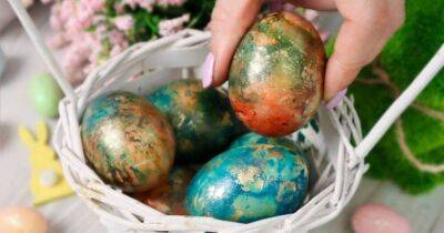 Подсмотрела идею у соседки: в этом году буду красить пасхальные яйца на пару - lifehelper.one
