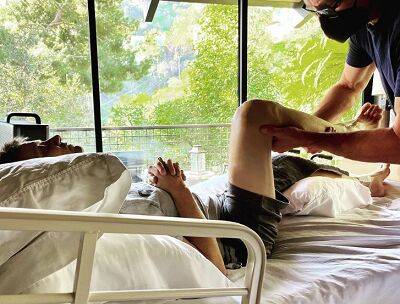 Джереми Реннер - Джереми Реннер впервые стал на ноги спустя 3 месяца после аварии - starslife.ru