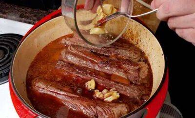 Тушим жесткое мясо на медленном огне: получается сочно и мягко - milayaya.ru