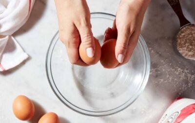 Чому не можна розбивати яйця об край посуду? Відповідь вас здивує - hochu.ua