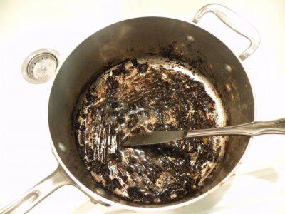 Как отчистить черный налет и остатки еды в пригоревшей кастрюле - polsov.com