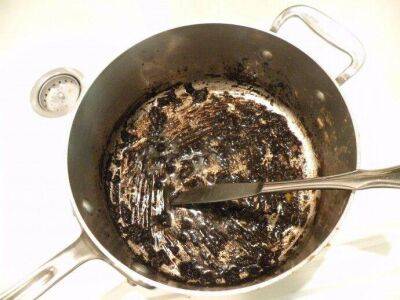 Как отчистить черный налет и остатки еды в пригоревшей кастрюле - lifehelper.one
