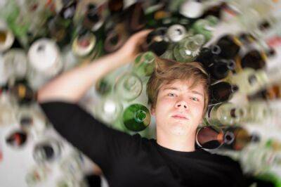 Взрослые дети алкоголиков. Кто они такие и чем отличаются от обычных людей? - aif.ru