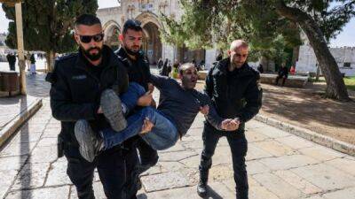 Иерусалим: после столкновений у мечети Аль-Акса на Храмовой горе задержаны 350 палестинцев - fokus-vnimaniya.com - Израиль - Иерусалим - Восточный Иерусалим